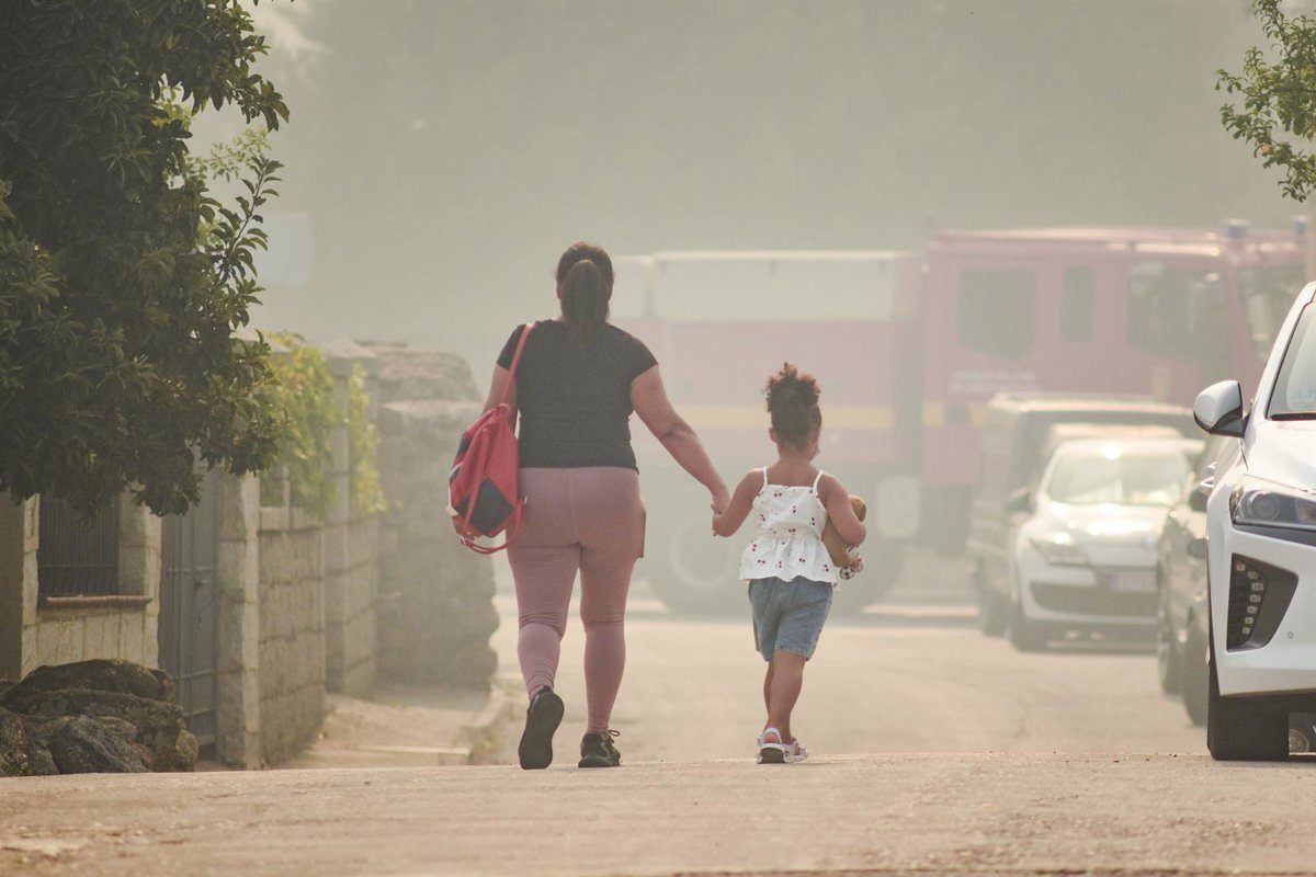 El incendio de Ávila obliga a evacuar Cebreros y corta la carretera hacia El Tiemblo mientras 1.500 personas siguen fuera de