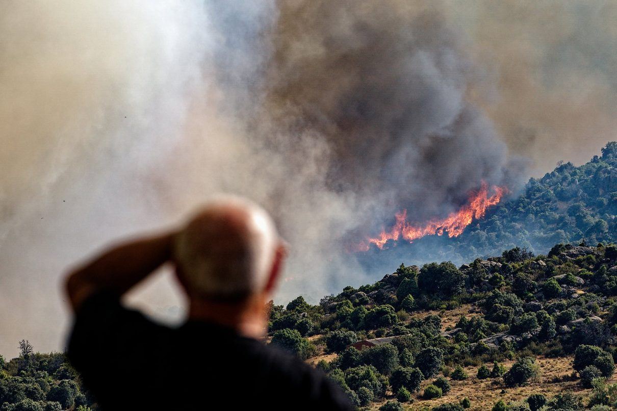 Los incendios dejan doce carreteras abulenses cortadas al tráfico mientras el fuego sigue activo en la sierra