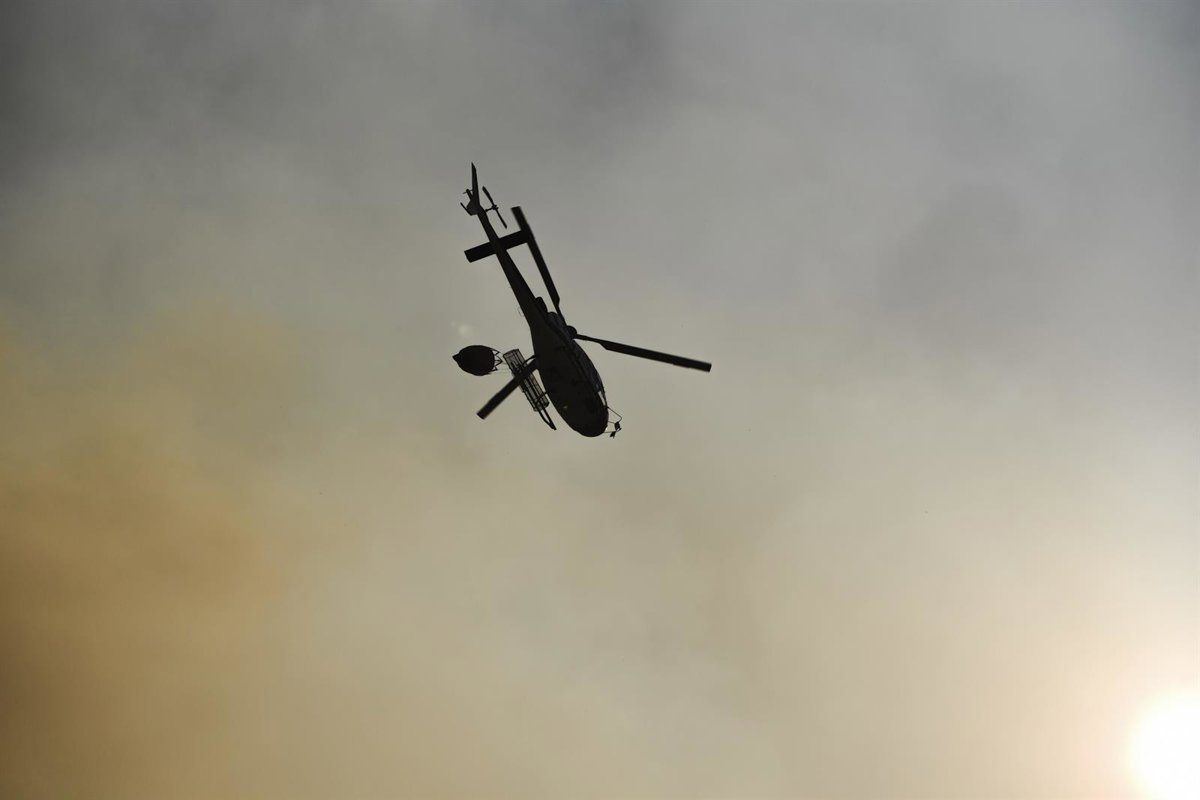Los trabajos nocturnos logran asegurar parte del perímetro del incendio de Burgohondo, aunque el Valle del Tiétar sigue en al