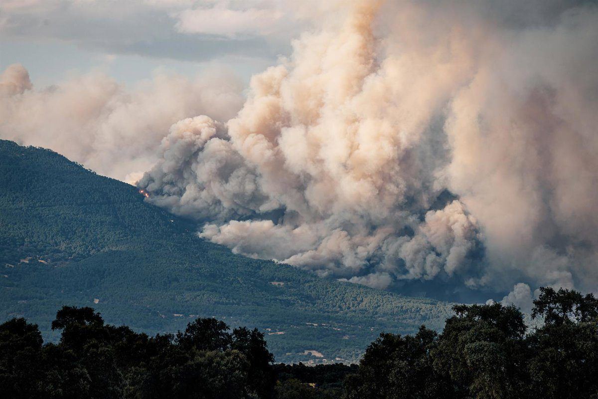 El incendio de Burgohondo se desborda: cuatro nuevos pueblos de Ávila ordenan la evacuación urgente de sus vecinos