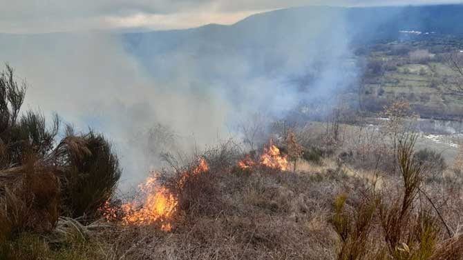El viento cambia de rumbo en el incendio de Ávila y abre una ventana de esperanza para los vecinos evacuados