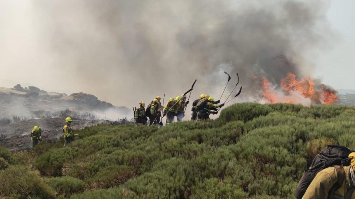 Más de 80.000 personas evacuadas o confinadas mientras los incendios de Ávila y Madrid se combaten como un único frente
