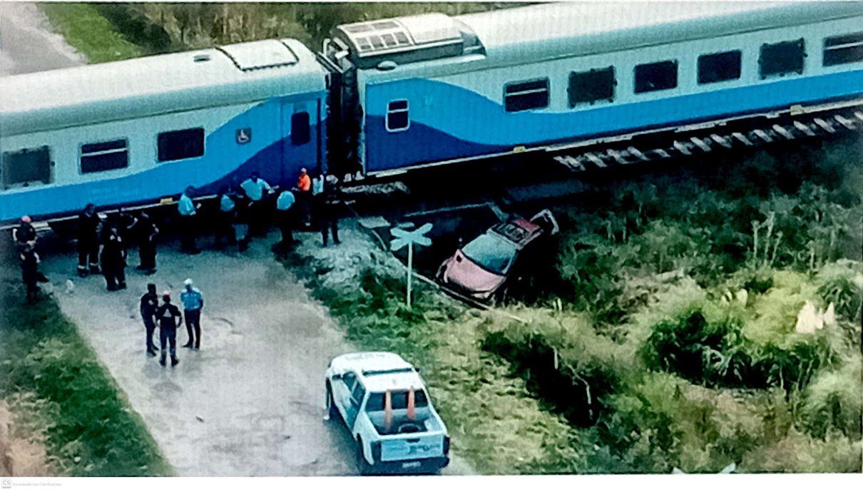 Un tren sin barreras se lleva por delante un coche en Merindad de Sotoscueva con dos personas dentro