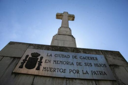 La batalla por la Cruz de los Caídos de Cáceres se recrudece con una gran movilización prevista para septiembre
