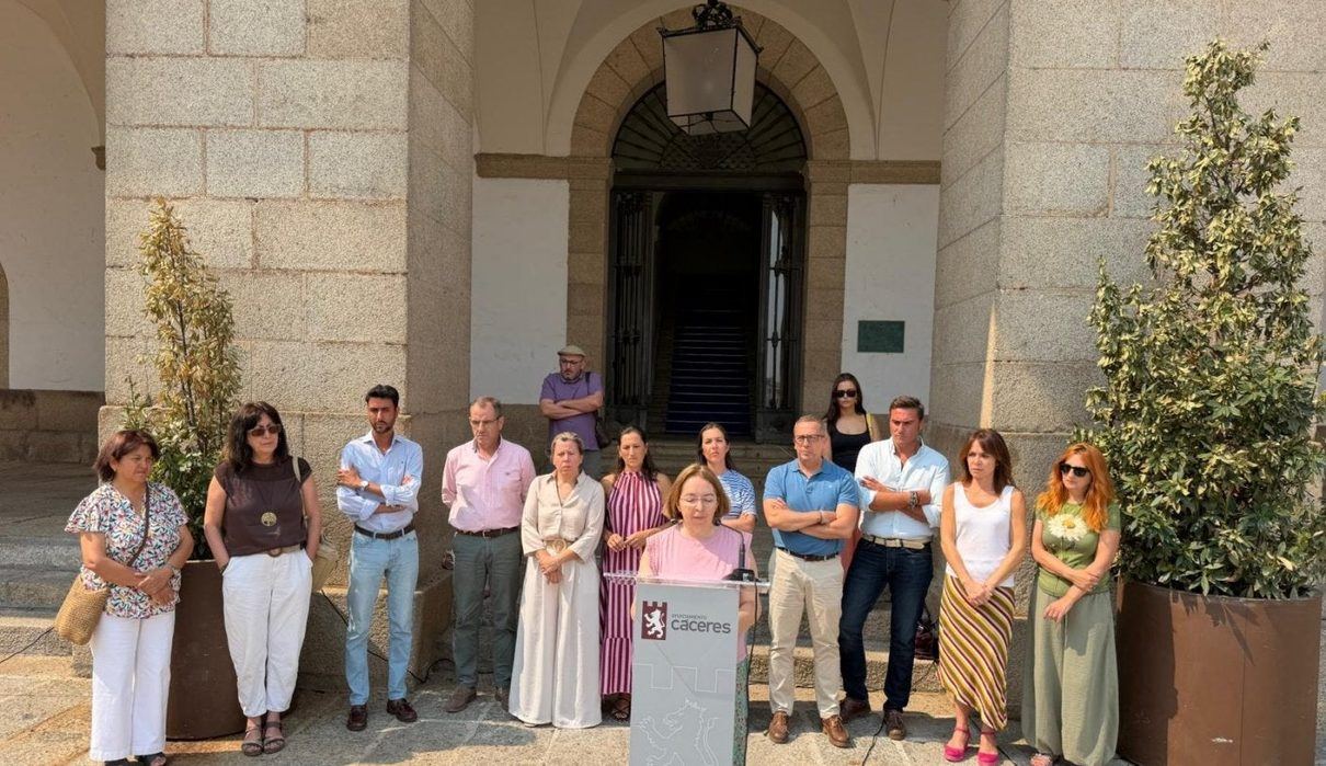 Cáceres se detiene ante el Ayuntamiento para condenar los últimos asesinatos por violencia machista