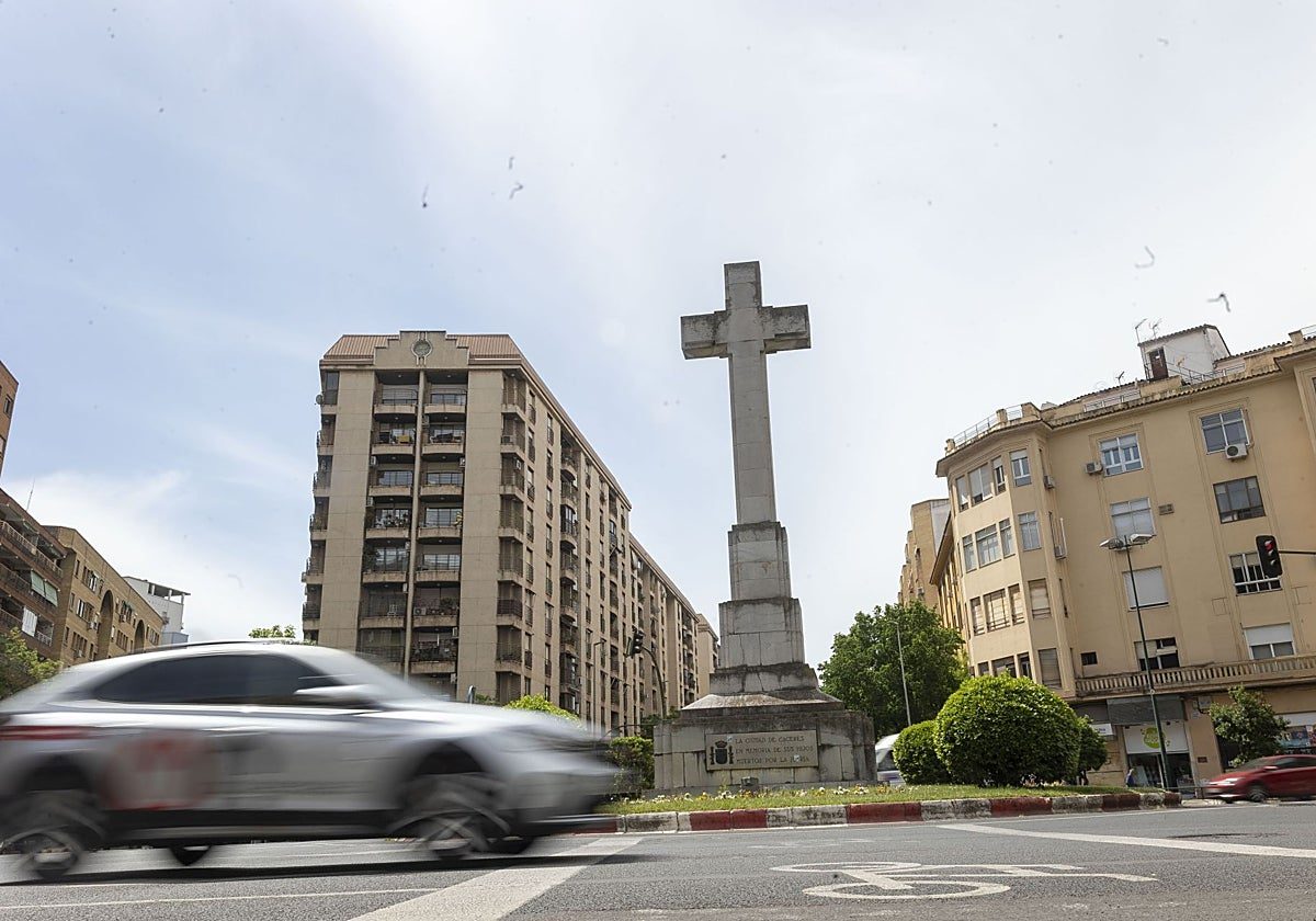 El mundo de la cultura de Cáceres se moviliza contra la Cruz de los Caídos y rechaza su protección como BIC
