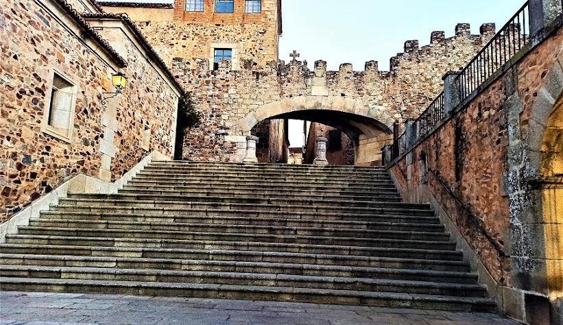 Cáceres instalará el emblema de la Unesco en sus dos grandes entradas para celebrar cuatro décadas como Patrimonio de la Huma