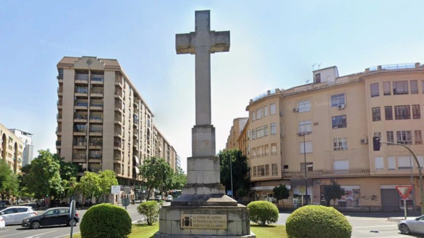 Más de 70 figuras de la cultura se unen para exigir la retirada de la Cruz de los Caídos de Cáceres
