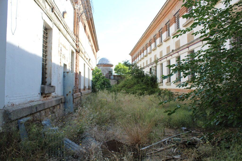 Veintiséis viviendas vacías y dos décadas de desidia: el escándalo del complejo policial abandonado en pleno Cáceres