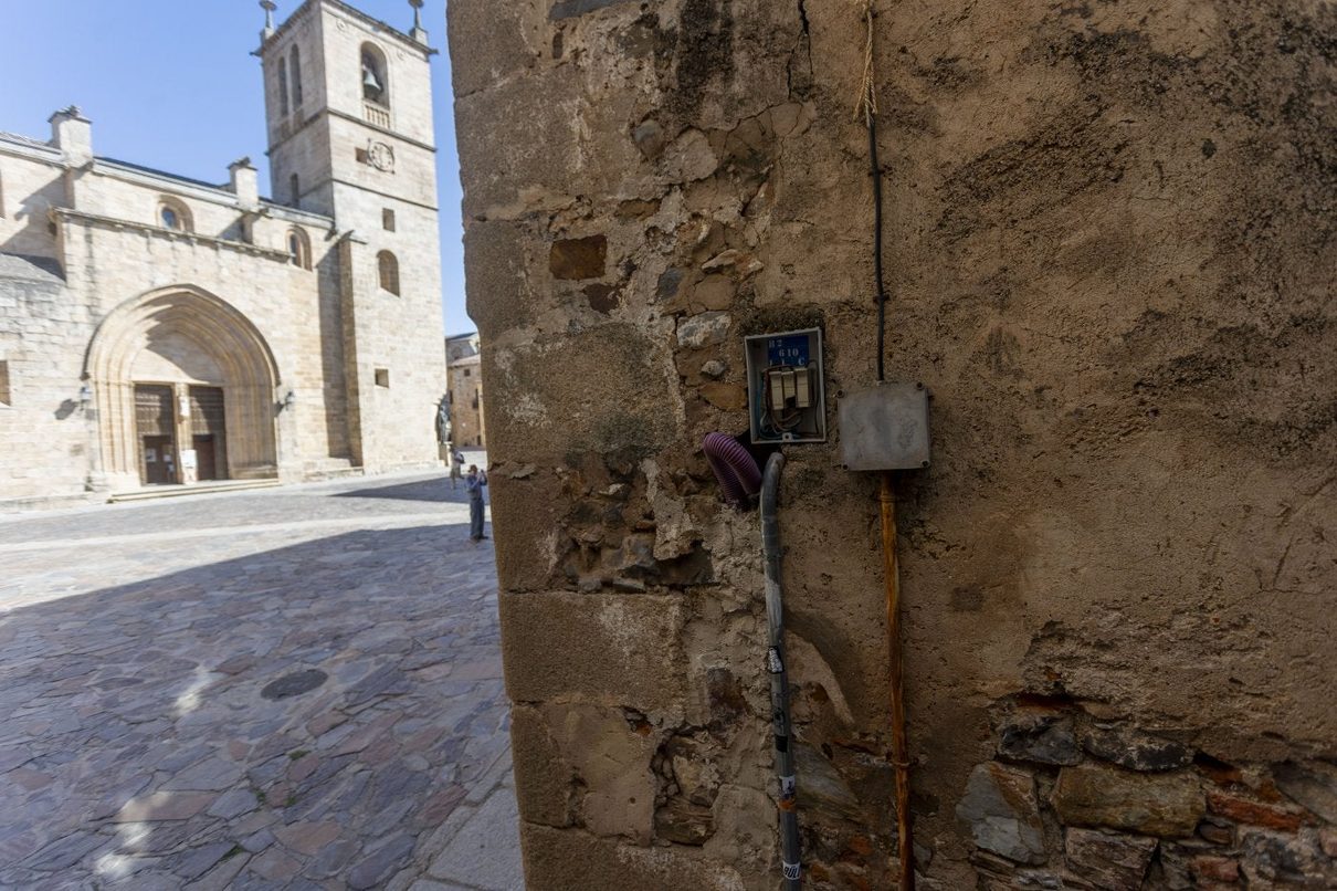 La plaza de Santa María de Cáceres dirá adiós al cableado aéreo con una inversión de casi 246.000 euros