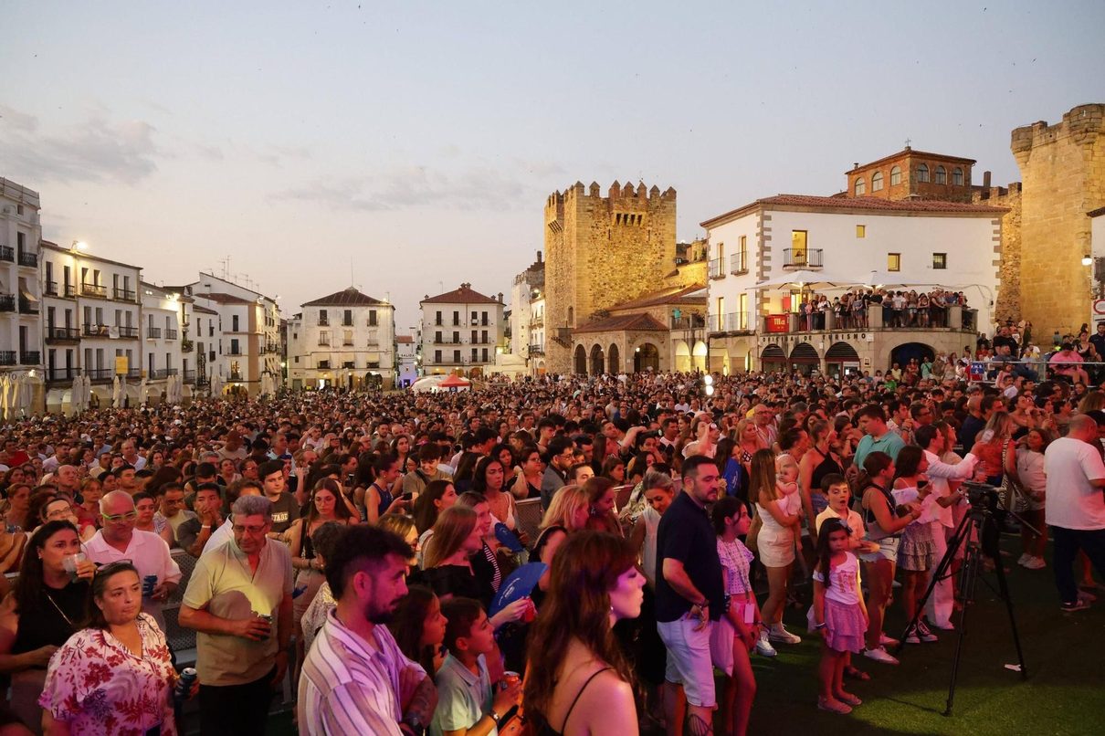 Vecinos del casco histórico de Cáceres denuncian al Ayuntamiento por el ruido del macroconcierto en la Plaza Mayor