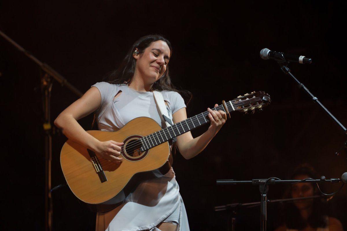Valeria Castro llena el patio de Condeduque con el concierto sorpresa de Veranos de la Villa