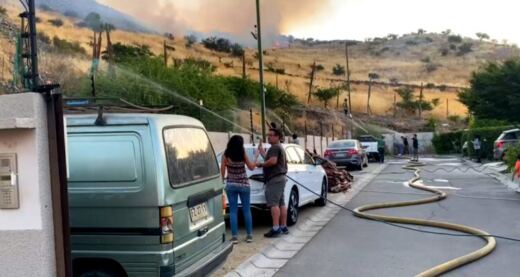 Cinco mil vecinos evacuados en autobús mientras los incendios siguen arrasando la sierra madrileña
