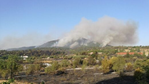 El incendio de Almorox obliga a evacuar urbanizaciones del suroeste de Madrid y mantiene a Villa del Prado confinada