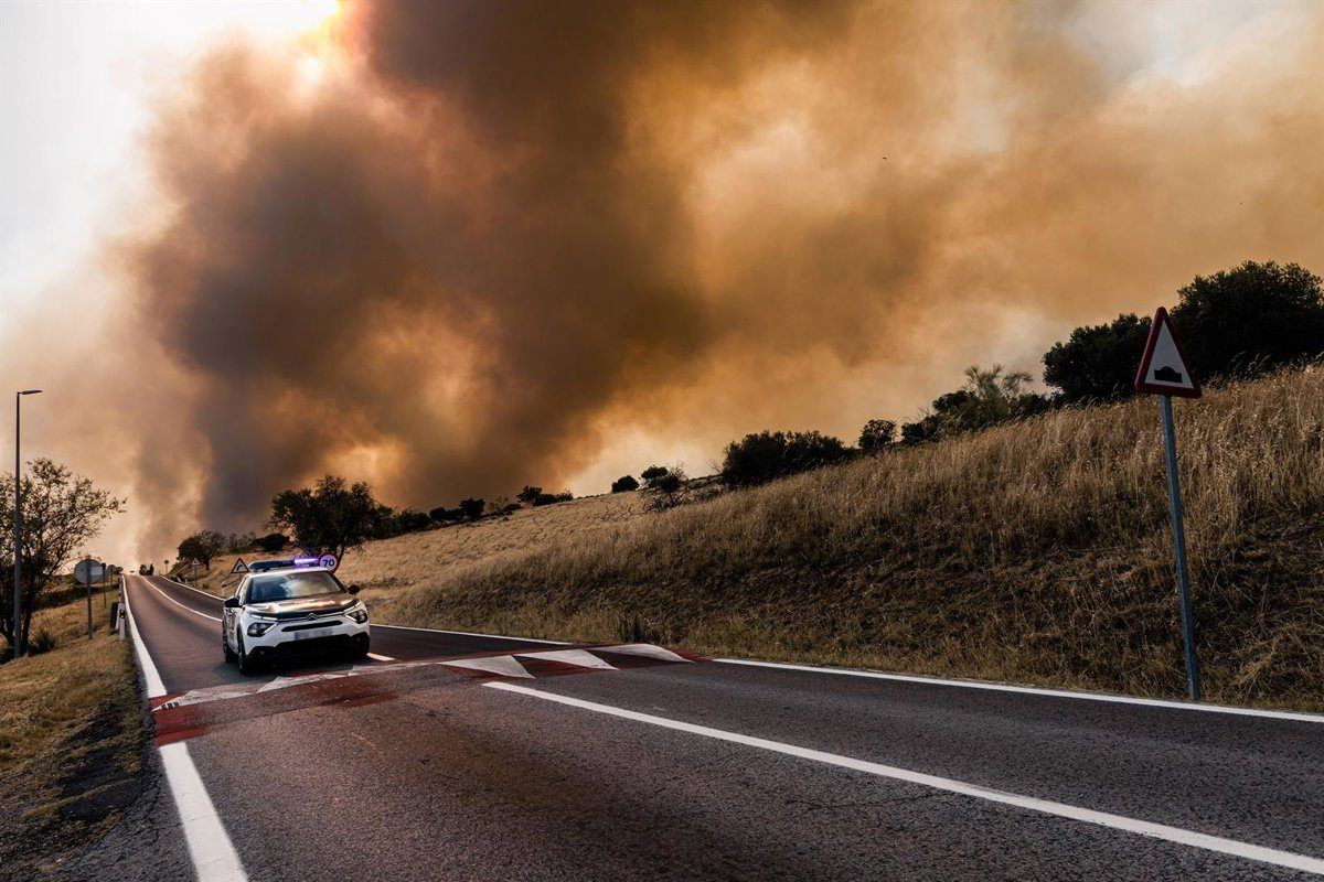 Los incendios de la Sierra Oeste bloquean doce carreteras madrileñas con cortes totales y restricciones al tráfico