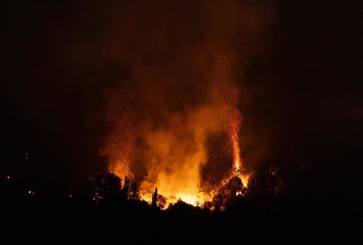 Cincuenta medios terrestres frenan al incendio de la Sierra Oeste tras una noche intensa en Madrid