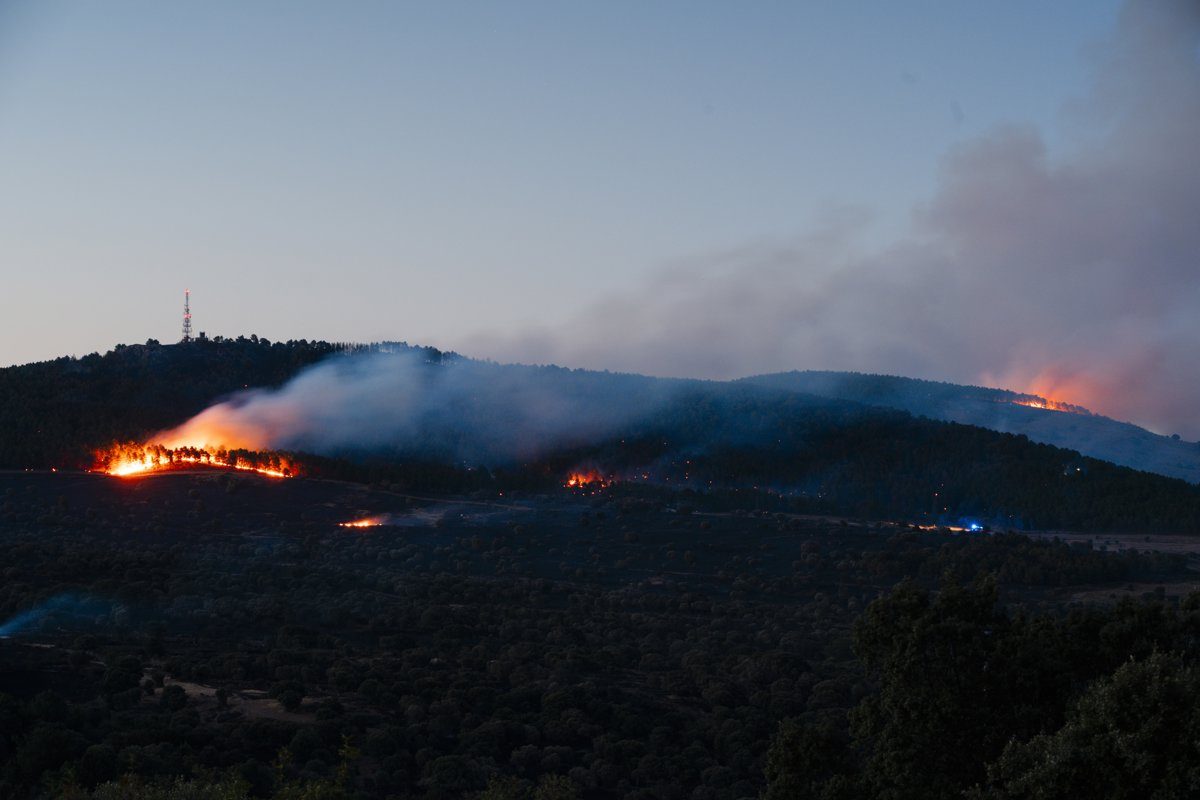 El incendio de Lozoyuela se estabiliza tras quemar 770 hectáreas y liberar a los vecinos confinados