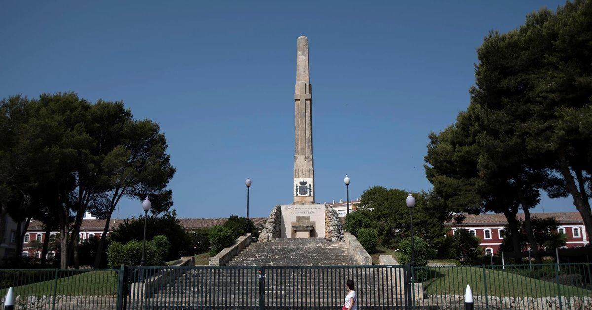 El monolito franquista de la Esplanada de Maó, un paso más cerca de desaparecer