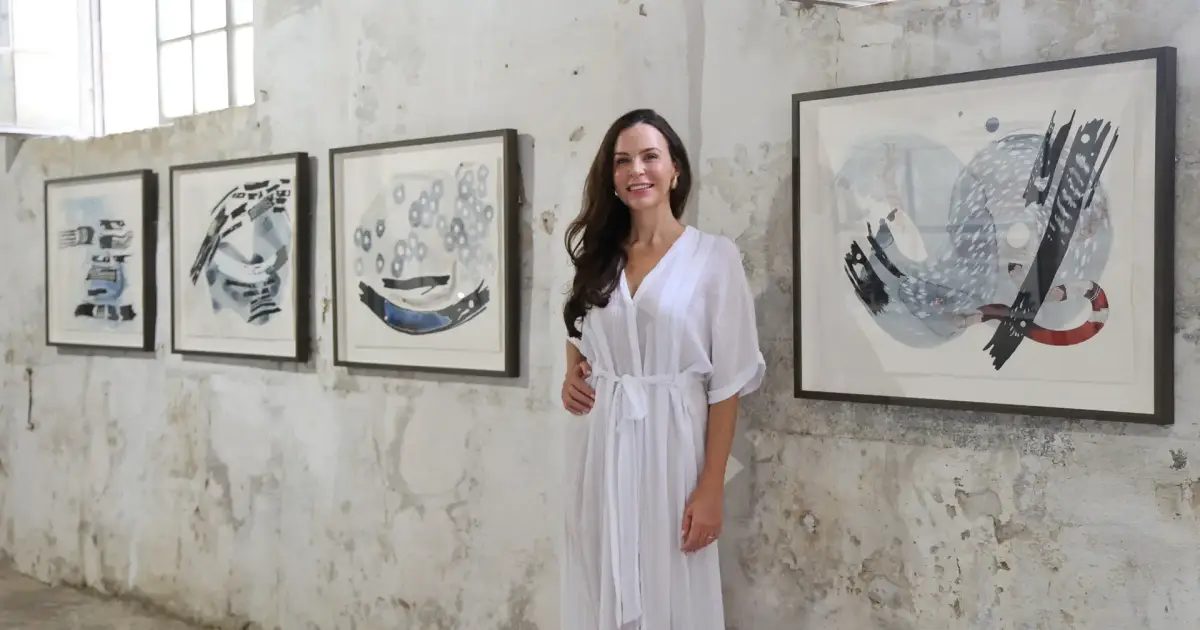 Una artista californiana lleva a Maó sus cuadros sobre el alma humana, los sueños y la sanación