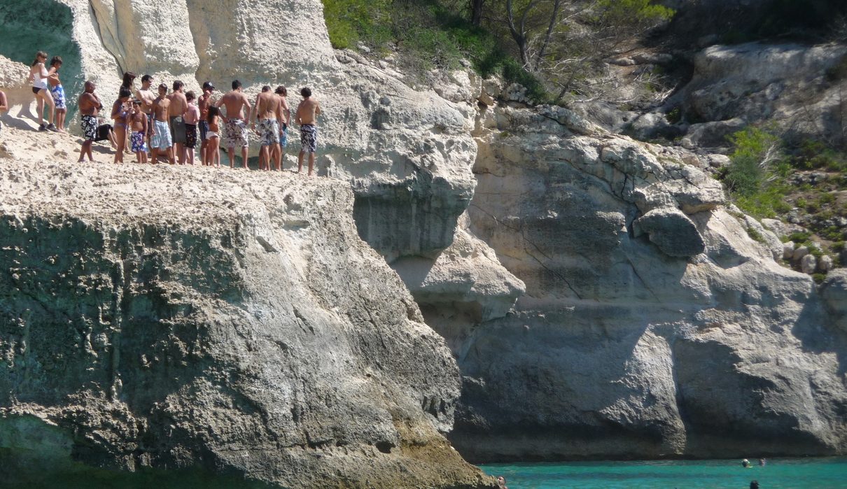 Saltos al mar en Menorca: enfermeros alertan del peligro oculto en las calas más virales de la isla