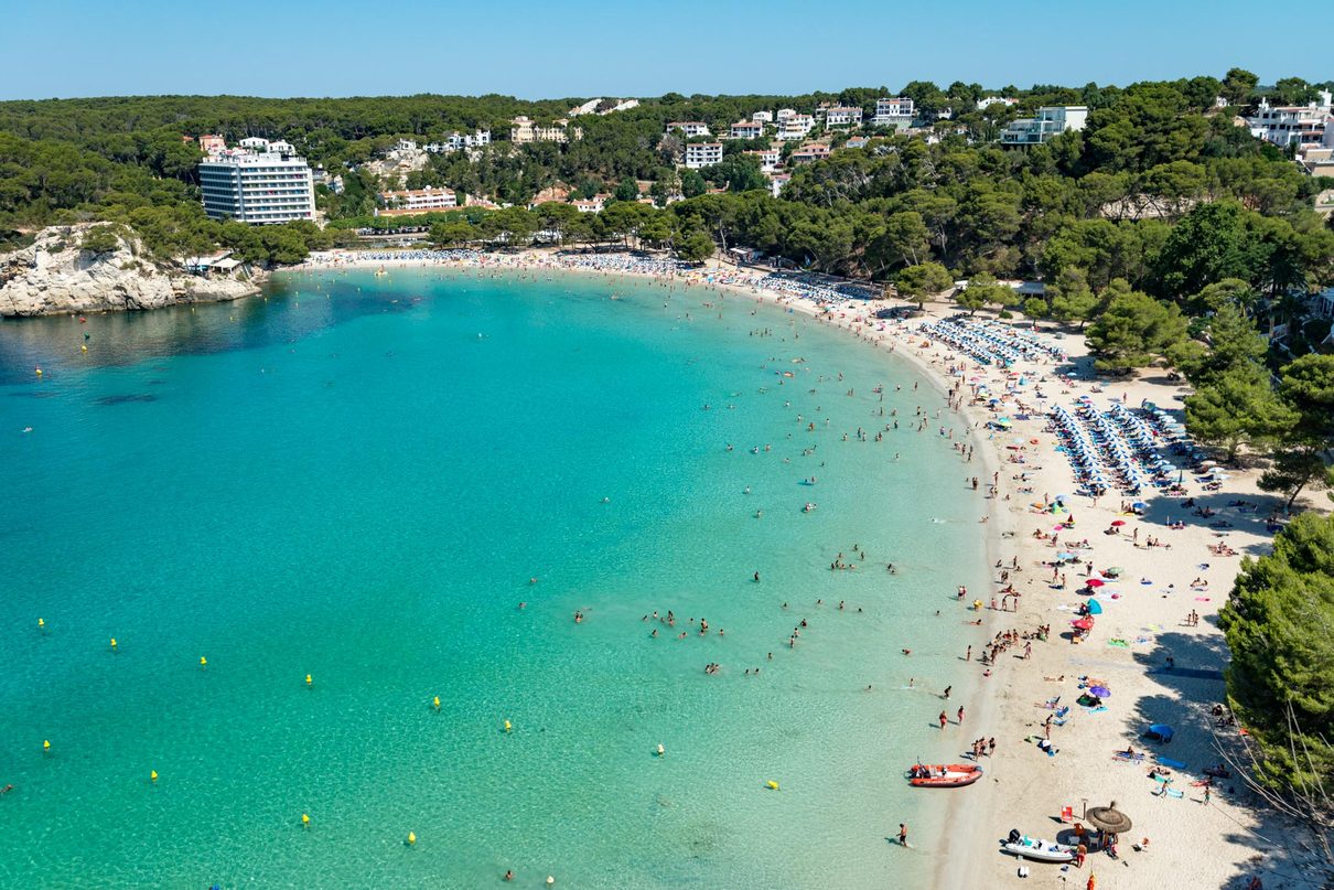 Prohens defiende su gestión turística ante el rey y carga contra el PSOE por la masificación en Baleares