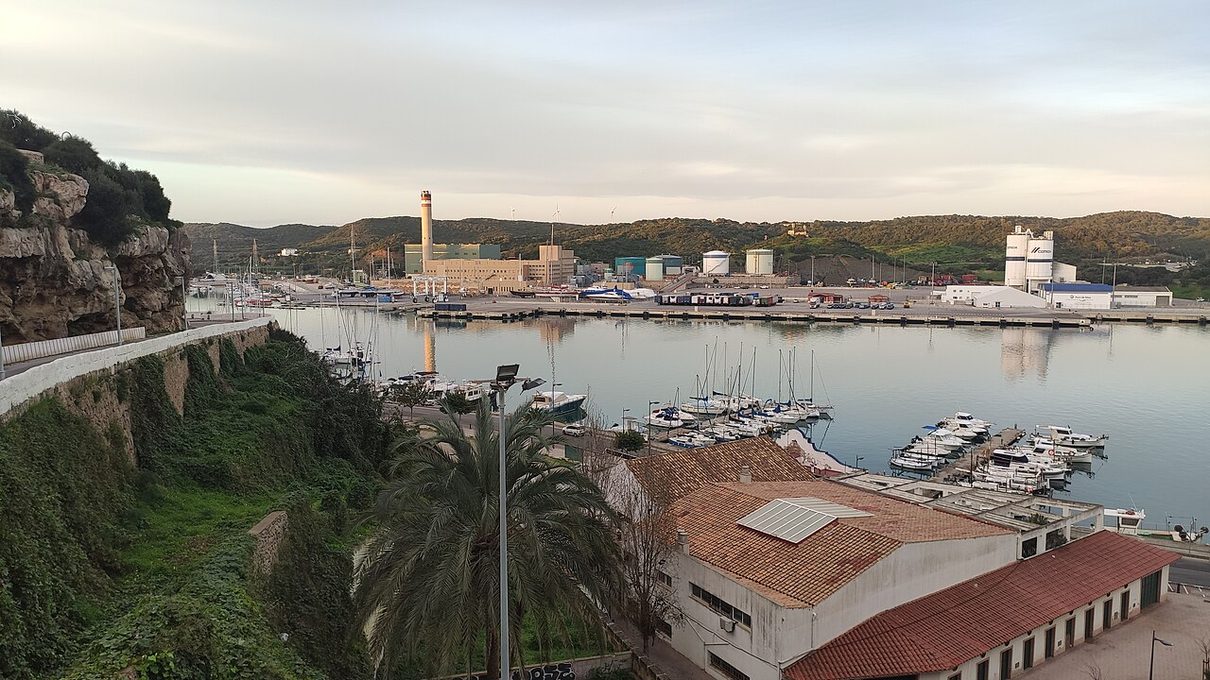 El puerto de Maó logra esquivar las nuevas restricciones de agua al demostrar un ahorro récord del 20%