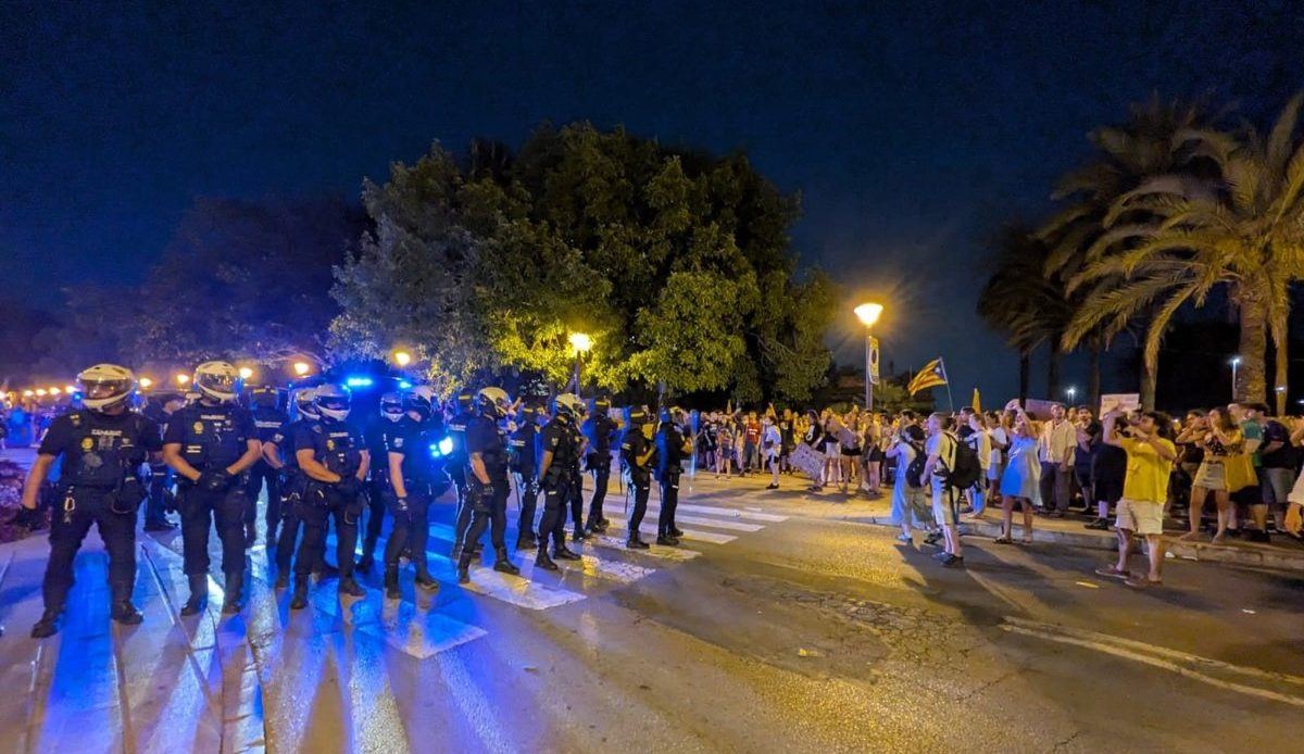 Ocho heridos y cargas policiales marcan el tenso final de la multitudinaria marcha contra la masificación turística en Palma