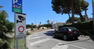 Los coches de renting se quedan fuera de las zonas de residentes de Maó por estar matriculados en la Península