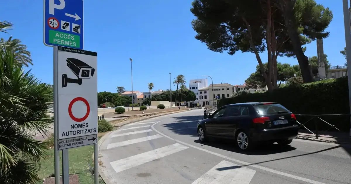 Los coches de renting se quedan fuera de las zonas de residentes de Maó por estar matriculados en la Península