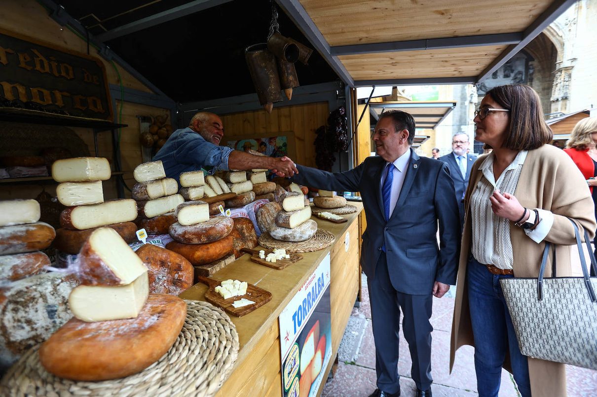 La Feria de La Ascensión despide su edición más animada entre quesos, gaitas y ganado autóctono