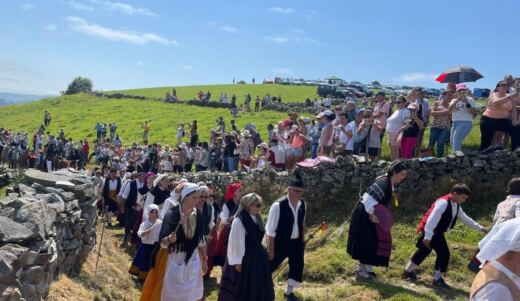 La Vaqueirada vive su edición más histórica: dos bodas simultáneas en la braña de Aristébano por primera vez en 66 años
