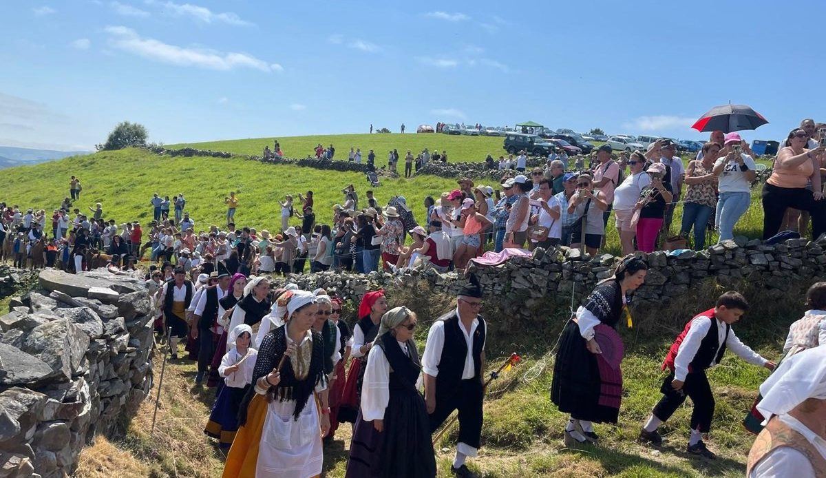 La Vaqueirada vive su edición más histórica: dos bodas simultáneas en la braña de Aristébano por primera vez en 66 años