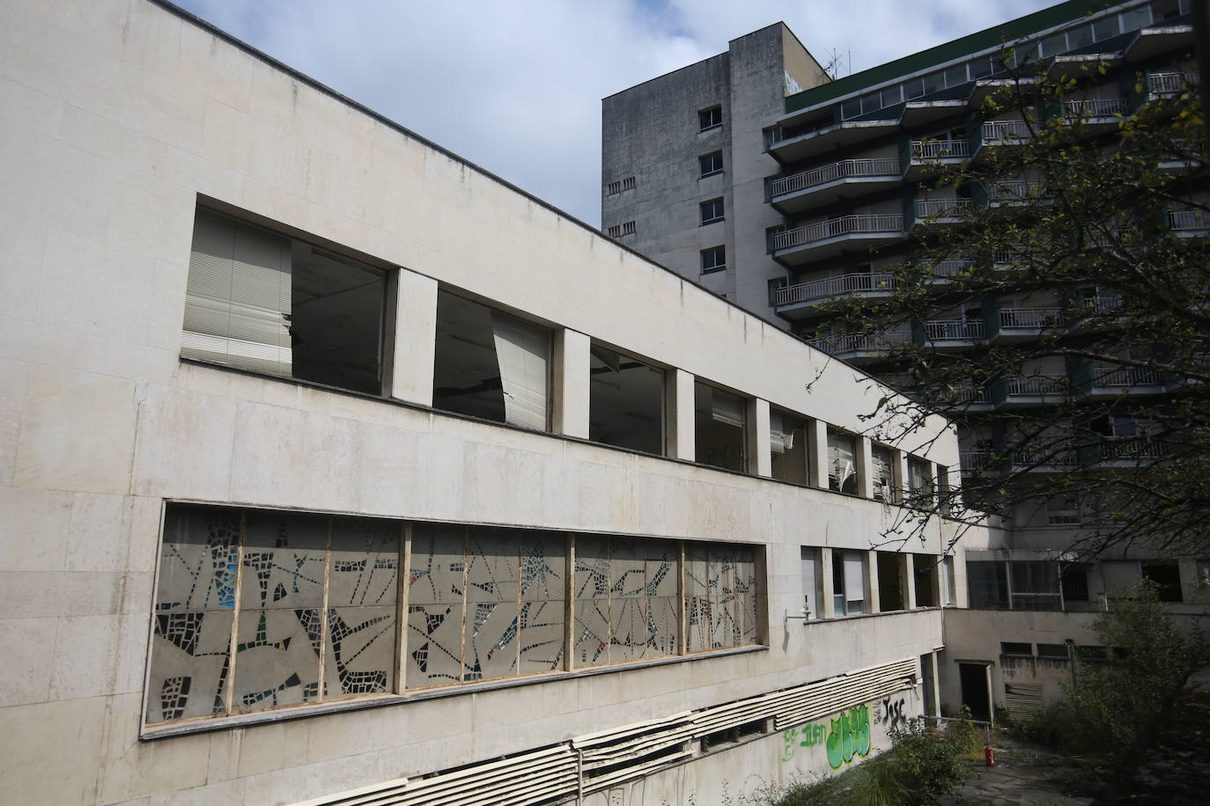 Las máquinas vuelven al viejo HUCA de Oviedo después de un año paradas: así será la transformación del recinto