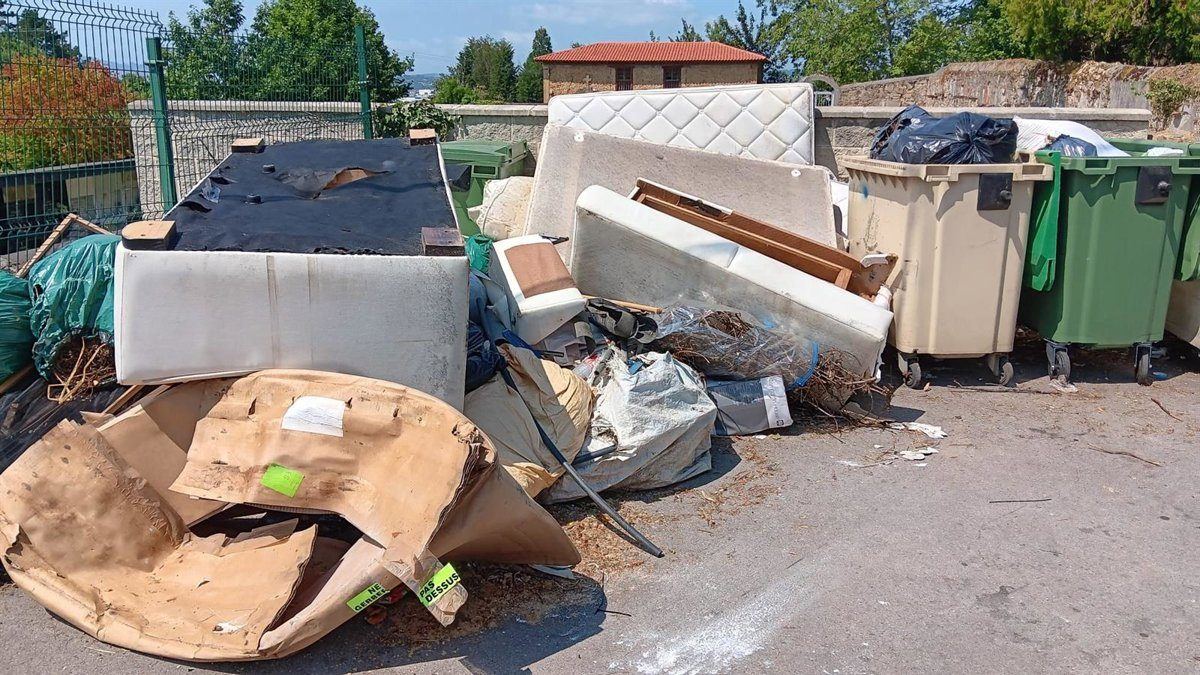 Los vecinos de Tiñana se alían con el Ayuntamiento de Siero para frenar el abandono ilegal de muebles en la calle