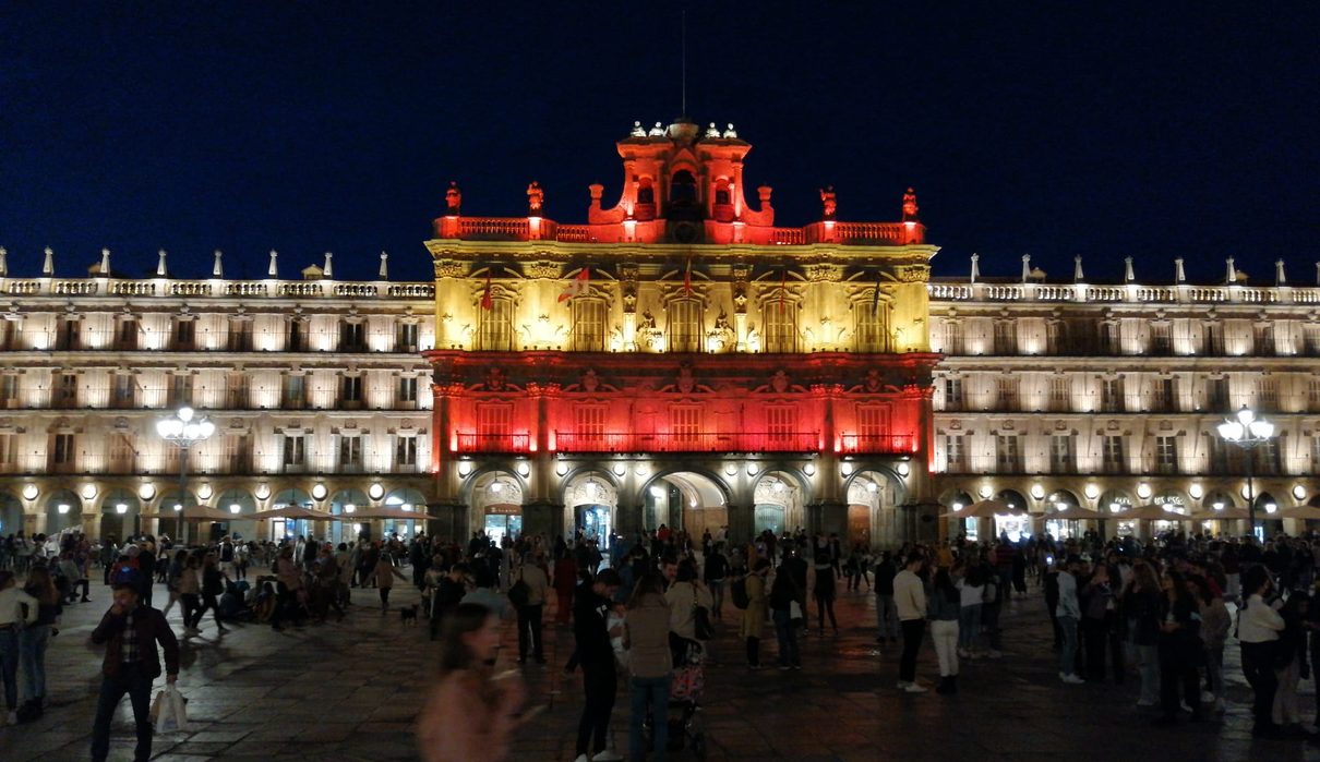 La Plaza Mayor de Salamanca explota de alegría: España es campeona del mundo por segunda vez