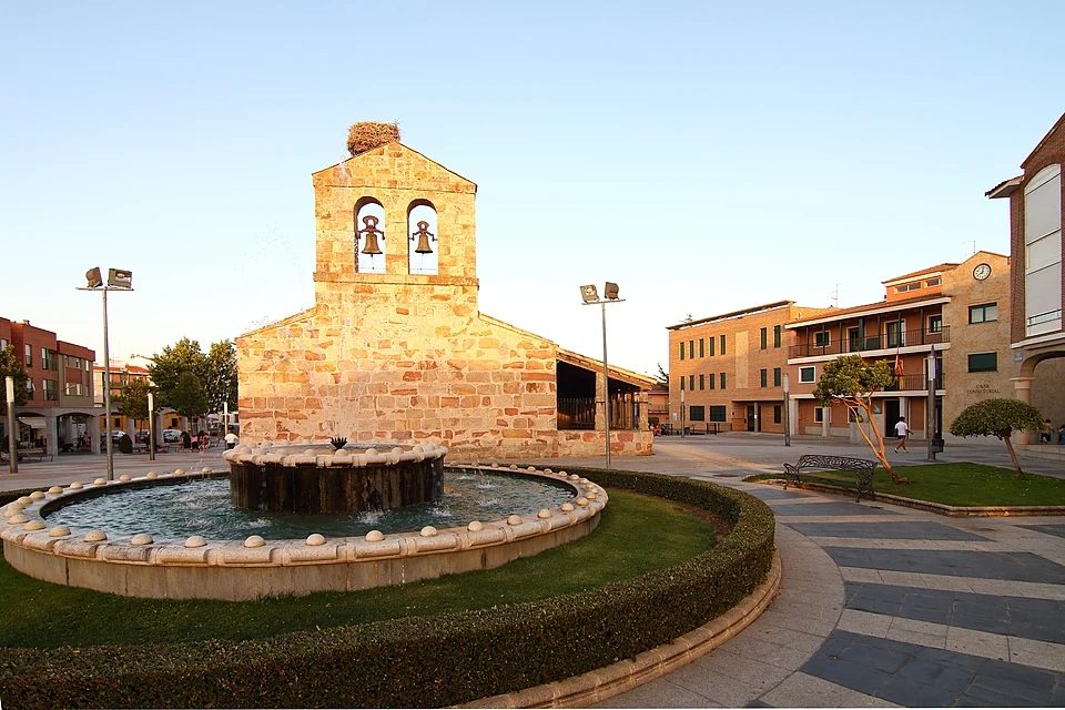 Carbajosa de la Sagrada transforma su Plaza de Castilla y León con una fuente transitable y pavimento nuevo por casi 280.000