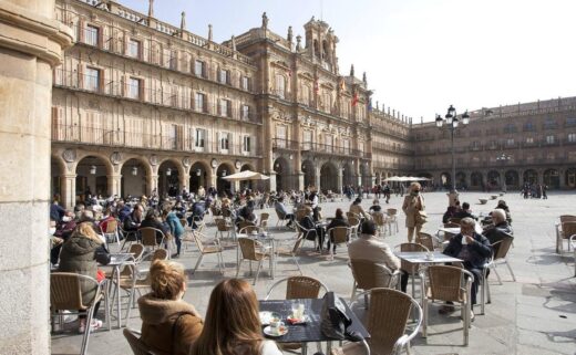 Terrazas sin humo en Salamanca: hosteleros y sanitarios chocan por la nueva Ley Antitabaco