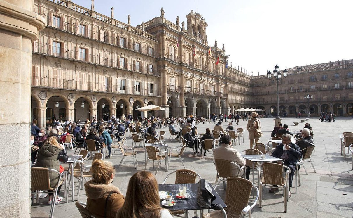 Terrazas sin humo en Salamanca: hosteleros y sanitarios chocan por la nueva Ley Antitabaco