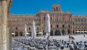 Salamanca se prepara para decir adiós al humo en terrazas, piscinas y la Plaza Mayor con la nueva ley antitabaco