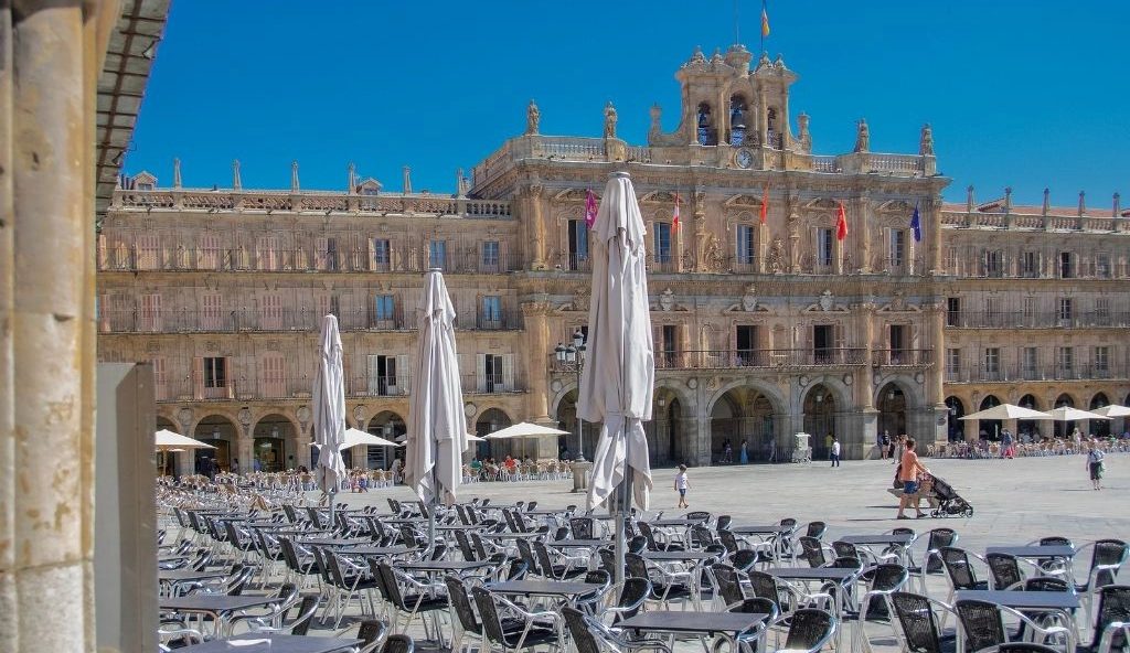 Salamanca se prepara para decir adiós al humo en terrazas, piscinas y la Plaza Mayor con la nueva ley antitabaco