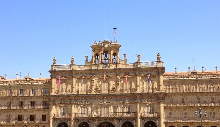Los bomberos devuelven La Mariseca a lo alto del Ayuntamiento y Salamanca ya huele a fiestas
