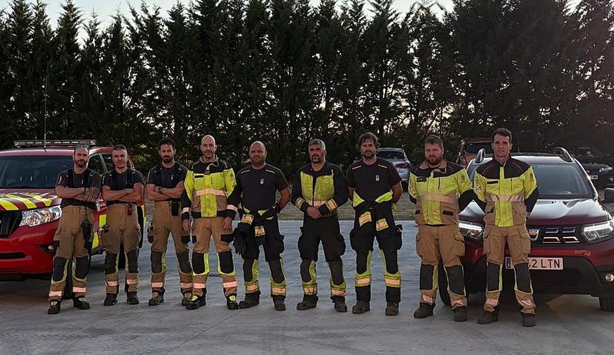 Quince bomberos salmantinos parten hacia Ávila en el mayor despliegue provincial contra el incendio