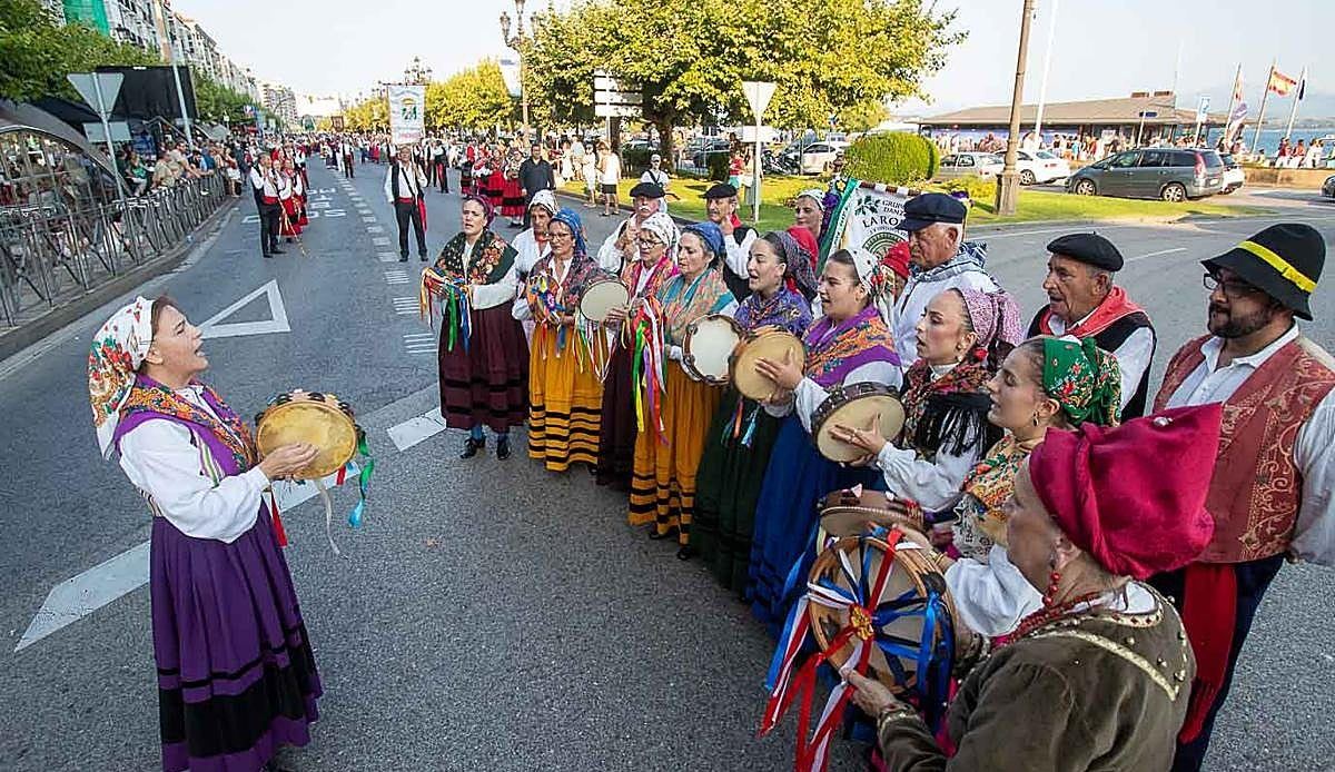Cantabria desfila entera por el corazón de Santander en el pasacalles más folclórico de la Semana Grande