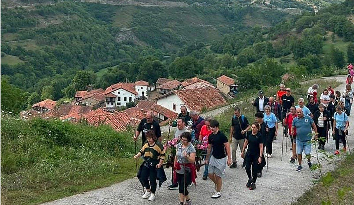 Tudanca revive su romería más antigua llevando a la Virgen de las Nieves por la montaña en la tarde de Santiago