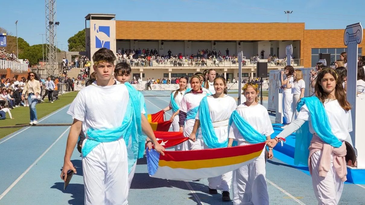 Más de mil escolares segovianos encienden la llama del deporte en la Plaza Mayor