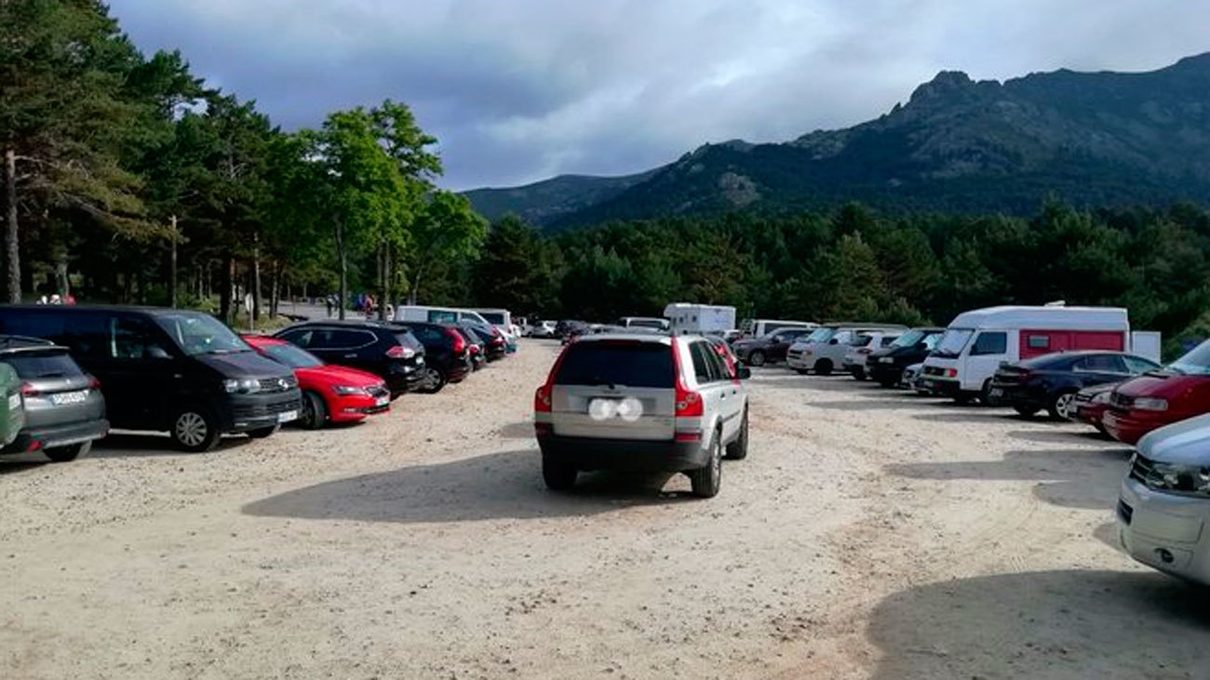 El Parque Nacional de Guadarrama se ahoga: casi 300.000 coches para apenas 1.600 plazas de aparcamiento
