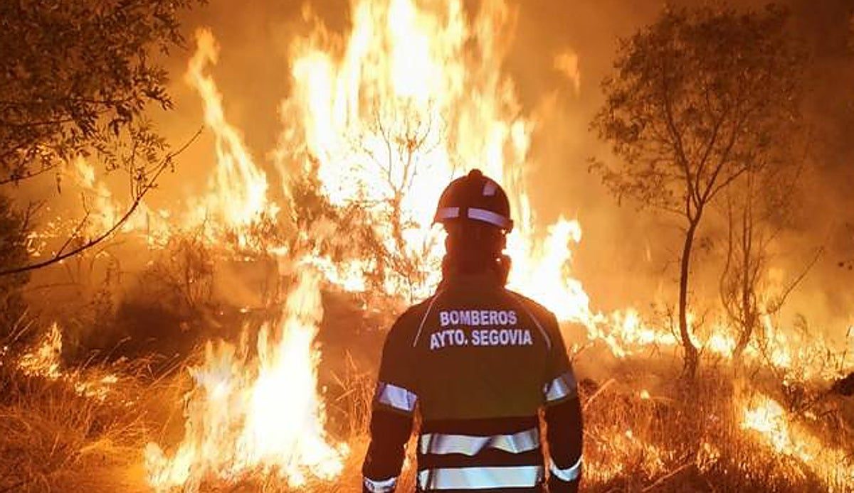 Los bomberos de Segovia acuden de madrugada a sofocar el devastador incendio de Ávila declarado de emergencia nacional