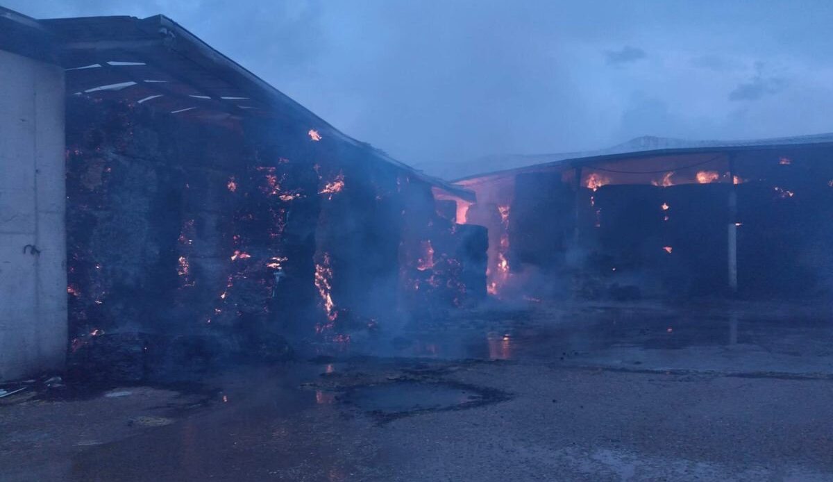 El incendio de Brieva arrasa los alrededores de Aldeasaz y deja una nave agrícola completamente calcinada