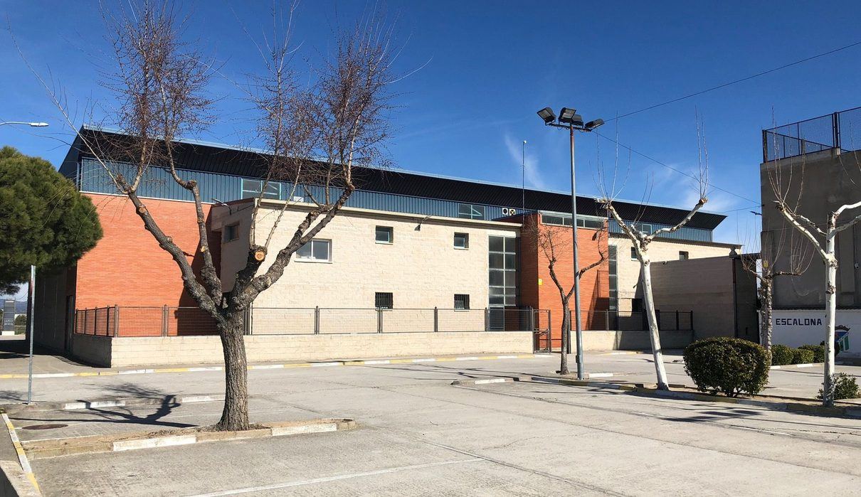 El polideportivo de Escalona abre sus puertas a más de 80 evacuados por los incendios que arrasan la región