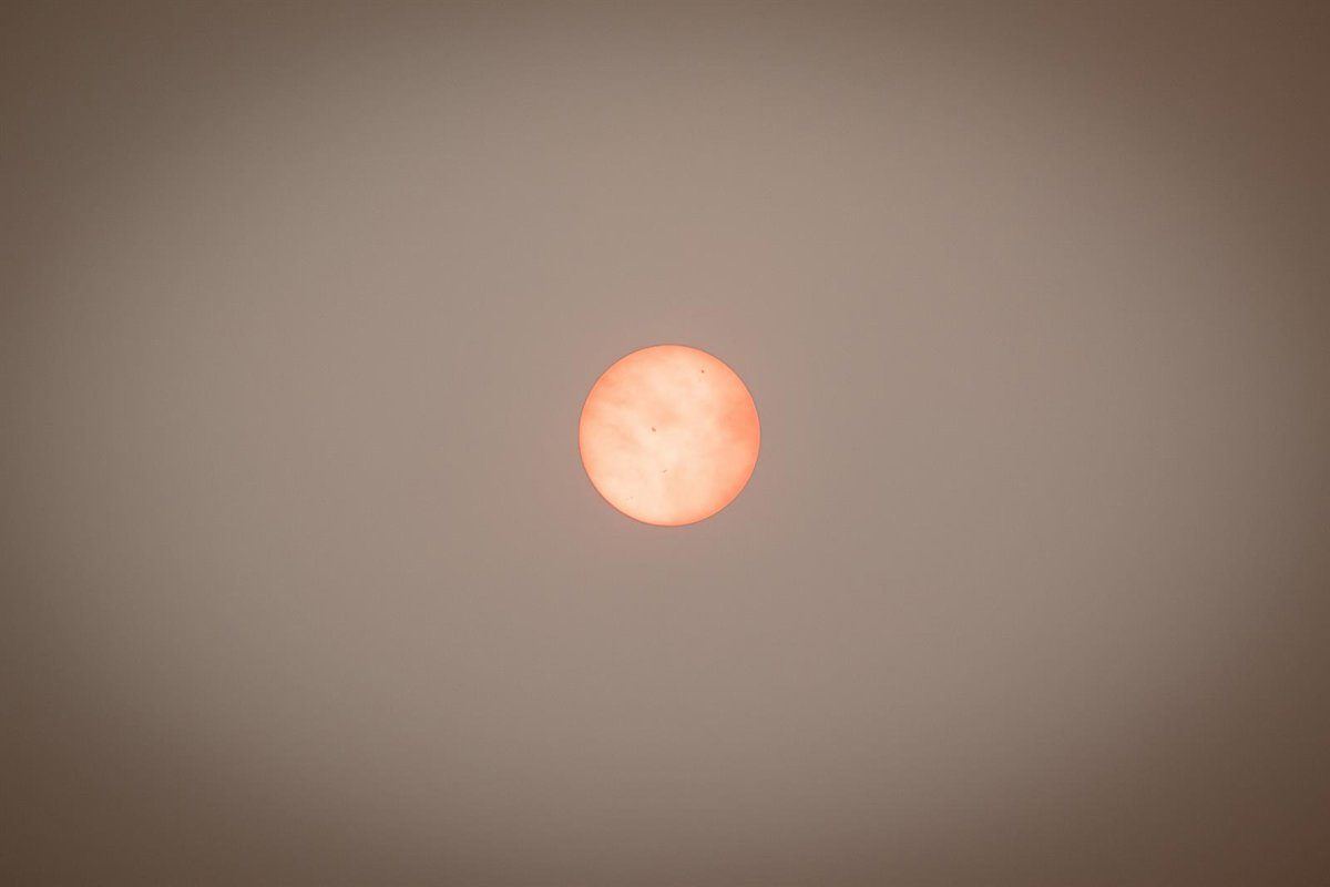 El humo de los incendios de Madrid y Ávila cubre el cielo de Toledo y obliga a extremar precauciones